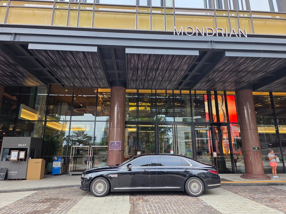 Genesis G90 Limousine